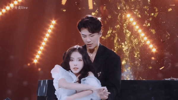 LyLy khoe visual “tiên tử', song ca cực ngọt với trai đẹp tại show Trung