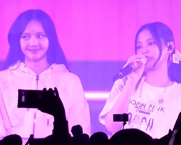 Lisa bị Jennie “mắng' ngay trên sân khấu, có động thái khiến fan xúc động giữa tin đồn rời YG 
