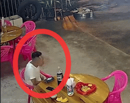 Đang ngồi uống nước chè trước sân, người đàn ông suýt mất mạng vì “tử thần” lướt qua