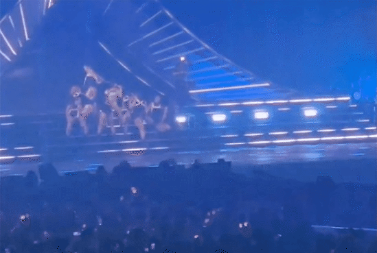 Toàn cảnh cameraman trượt chân ngã ngay trên sân khấu khi quay Lisa, phản ứng em út BLACKPINK gây chú ý