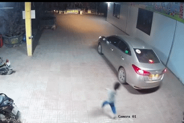 Ông bố vừa bước xuống ô tô, camera quay lại khoảnh khắc bao người ao ước