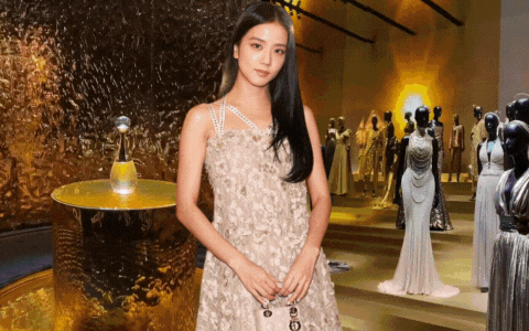 Đi ngắm triển lãm Dior J'adore mà Jisoo vừa dự ở Paris, tôi mới thấy thế nào là 'mãn nhãn'