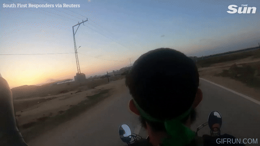 Đối mặt với các tay súng Hamas, người đàn ông có hành động đầy kịch tính, thoát chết trong gang tấc