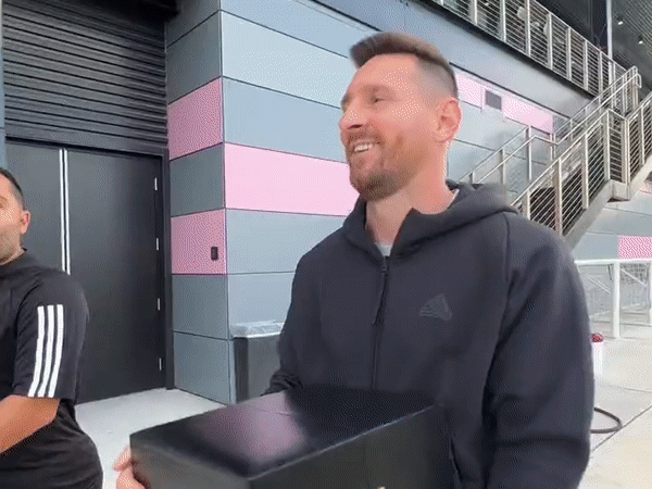 Messi khệ nệ bê Quả bóng vàng thứ 8 đi 'flex', phản ứng của cậu quý tử gây chú ý