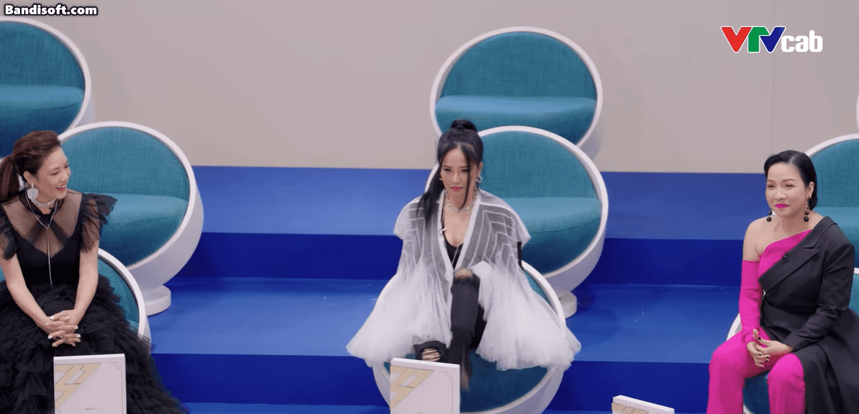 Diva Hồng Nhung lại nhận ý kiến trái chiều khi gác chân lên bảng viết tên hit của Mỹ Tâm!