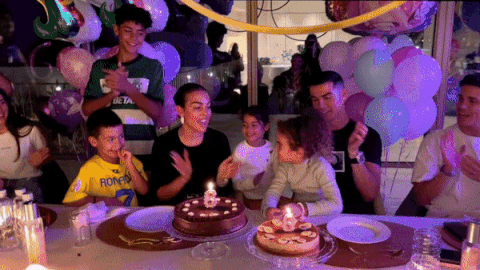 Ronaldo tổ chức sinh nhật đáng nhớ cho con gái: Tràn ngập bánh và bóng bay, vung tiền làm sàn trượt băng tại gia