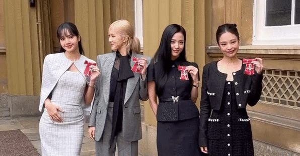 BLACKPINK xuất hiện quyền lực, nhận huân chương danh dự do Vua nước Anh trao tặng 