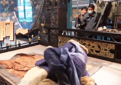 'Ông hoàng phim rác' đang đóng cảnh hôn nóng bỏng thì lăn ra ngủ, phản ứng của bạn diễn mới bất ngờ
