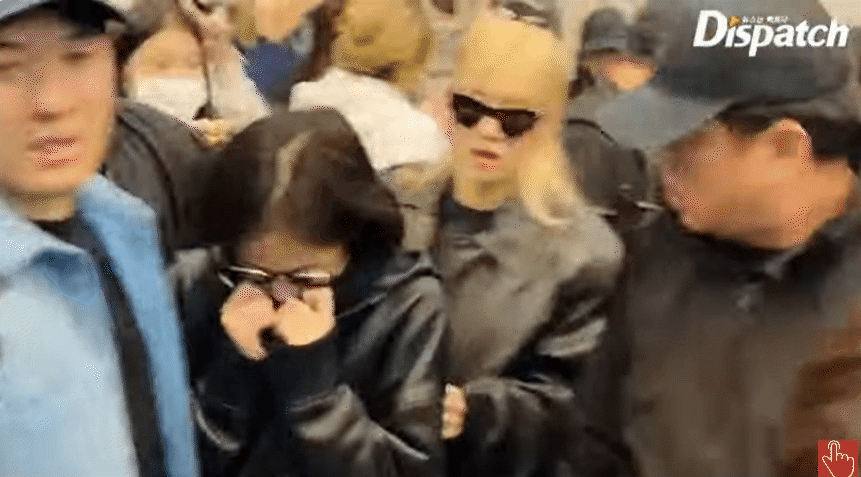 Jennie sợ hãi khi bị vây kín tại sân bay khiến Rosé phải bảo vệ, Lisa 'đánh lẻ' không về Hàn cùng BLACKPINK