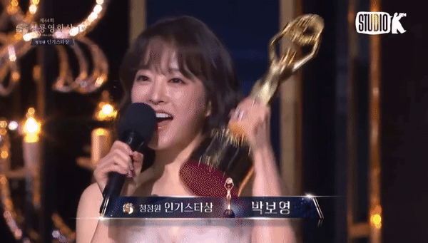 Khoảnh khắc bùng nổ visual ở Rồng Xanh 2023: Park Bo Young “bé như cây kẹo” giữa Song Joong Ki và hội nam thần