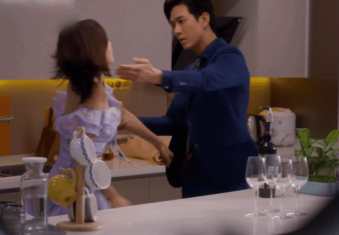Nữ chính phim Việt thoại như đọc diễn lại đơ, đẹp mấy cũng vô nghĩa!