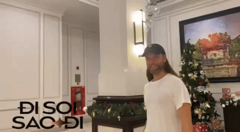 Maroon 5 quá mê món Việt Nam, fan sơ hở là có 'cheap moment' khi ăn cùng nhà hàng với thần tượng