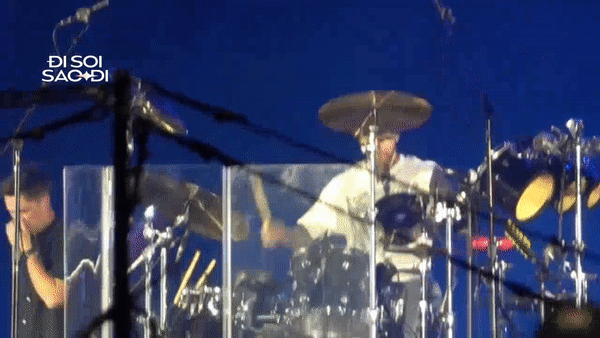 Clip chưa từng công bố: Adam Levine solo đánh trống cực đỉnh, khoe tài lẻ hiếm thấy tại Việt Nam 