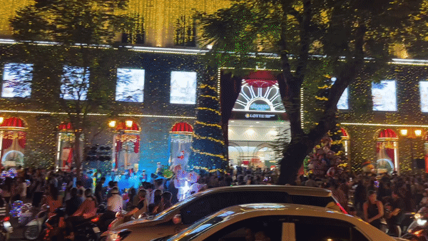 Tình hình check-in Noel tại TP.HCM tối 23/12: Diamond Plaza và Nhà Thờ Đức Bà đông nghịt người, nhiều nơi không còn chỗ chen 