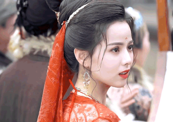 Mỹ nhân gây sốt nhờ giống hệt 'Tiểu Long Nữ đẹp nhất màn ảnh', từng bị tẩy chay vì bạo lực mạng khán giả