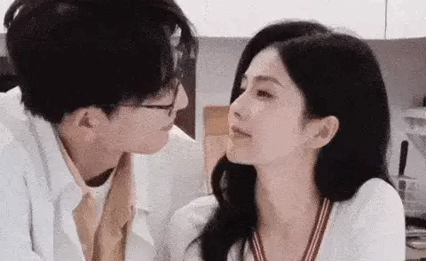 Cặp đôi 'phim giả tình thật' bị công ty ép chia tay, chỉ biết lén nhìn nhau từ xa khiến fan tiếc nuối?