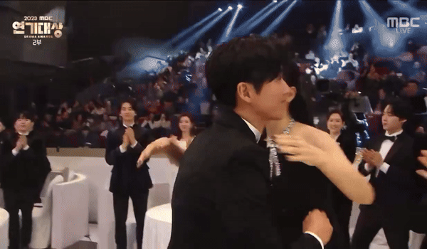 Phim cổ trang hay nhất 2023 phá kỷ lục thắng 9 giải lớn, Nam Goong Min ẵm cúp Daesang ở MBC Drama Awards 2023