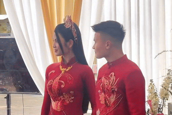 Thanh niên bê tráp đám hỏi tiết lộ tính cách thật của Quang Hải ngoài đời, nhắc đến drama của Chu Thanh Huyền với thái độ này