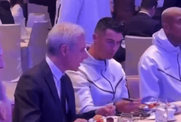 Ronaldo khiến người hâm mộ ngỡ ngàng bởi khả năng dùng đũa