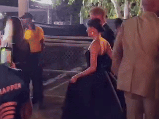 Meghan được ví như công chúa Disney khi xuất hiện bất ngờ ở lễ ra mắt phim, một chi tiết trên bàn tay hóa giải đồn đoán lâu nay