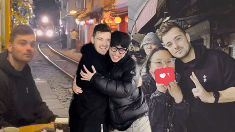 DJ hàng đầu thế giới bất ngờ đến Hà Nội, thích thú check-in cà phê đường tàu: Fan Việt đi chơi thôi cũng gặp được thần tượng là có thật!