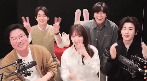 Khung hình tinh hoa hội tụ: Park Shin Hye - Park Hyung Sik hội ngộ Park Seo Joon - Choi Woo Sik nhờ 1 tài tử gia thế khủng