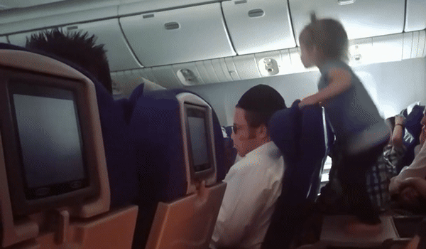 Video đứa trẻ 'khủng bố' hành khách trên máy bay hút hàng triệu lượt xem, thái độ của bố mẹ đi cùng mới thực sự gây sốc