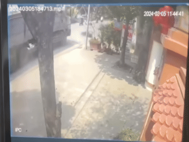 Clip: Khoảnh khắc kinh hoàng ô tô con chở thai phụ bị xe tải tông bẹp dúm, ép chặt dưới gầm xe phía trước