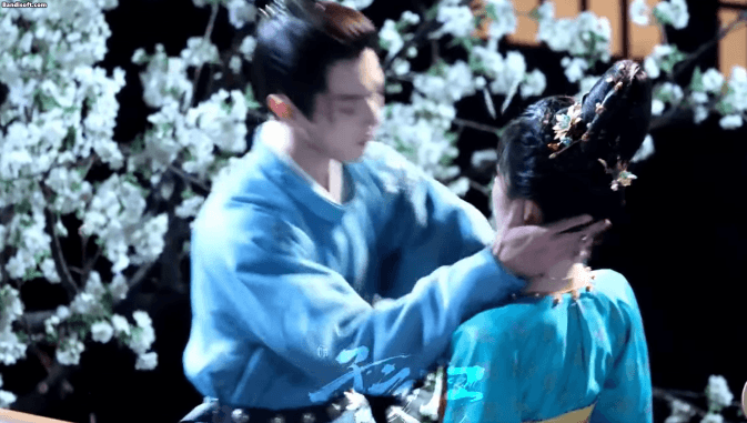 Mỹ nam Hoa ngữ hôn 'vợ' mãnh liệt ở phim mới gây sốt, fan bình luận: Anh cứ vậy đi em thích lắm