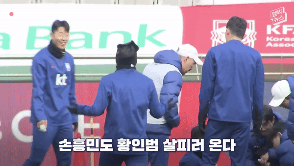 Son Heung-min có phản ứng gấy sốt khi vô tình va phải ánh mắt của Lee Kang-in trên sân tập