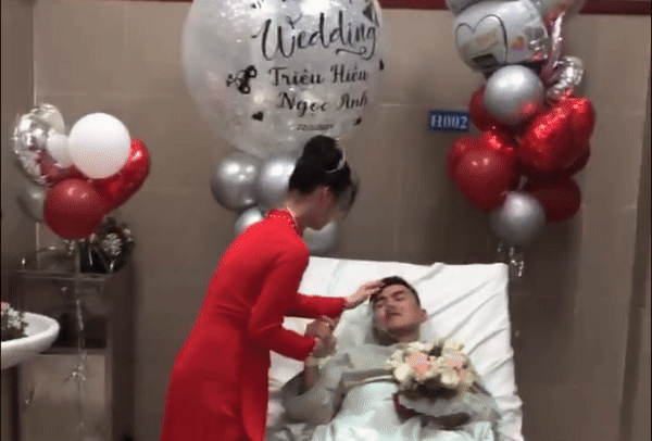 Đám cưới hot ở Lạng Sơn: Cô dâu trao nhẫn cho chú rể ngay trên giường bệnh