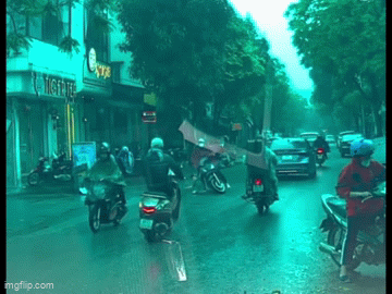 Hà Nội: Xe máy chở trẻ nhỏ phía trước bất ngờ rồ ga mất lái, lao ra giữa đường đông người gây tai nạn