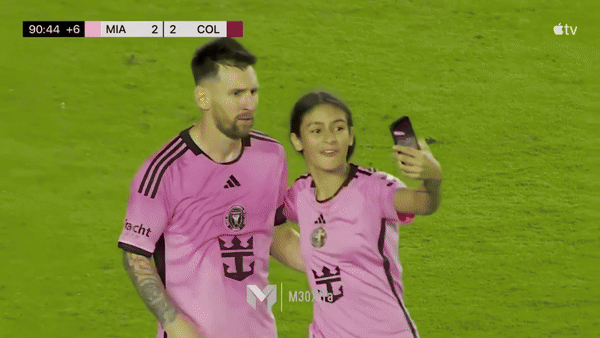 Fan nữ được Messi bảo vệ khi chạy vào sân để xin chụp ảnh chung