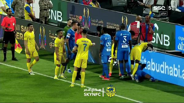 Sốc: Ronaldo giơ nắm đấm hướng về trọng tài sau khi phải nhận thẻ đỏ vì lỗi đánh nguội