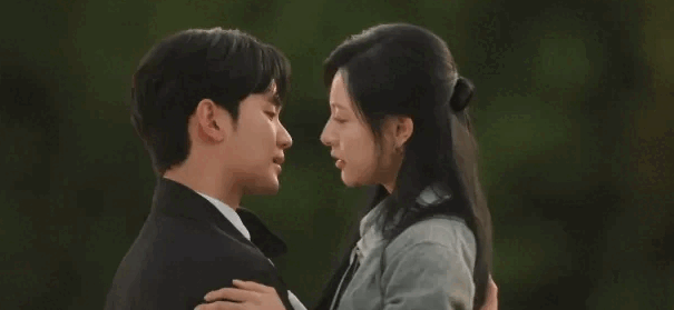 Hoá ra cặp đôi 'Queen of Tears' có duyên nợ từ 11 năm trước, fan đòi yêu thật vì 1 chi tiết