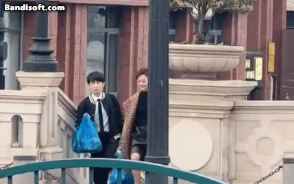'Nữ hoàng rating' bị chê quá già cạnh bạn diễn kém 11 tuổi, dân tình mỉa mai 'như mẹ dẫn con đi mua đồ'