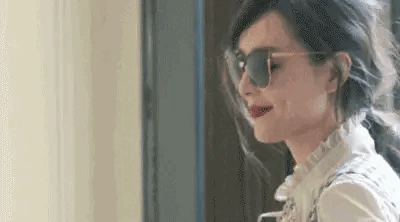 Mỹ nhân đóng phim nào là yêu đạo diễn phim đó, bị hội 'chính thất' hợp lực loại khỏi showbiz