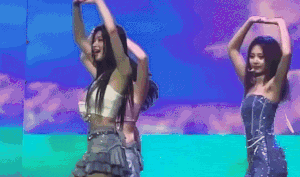 Nữ idol bật cười khi đồng đội vấp ngã ngay trên sân khấu, cứ ngỡ bị ném đá ai ngờ thành 'meme để đời'!