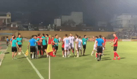 Va chạm cực căng tại V.League, cầu thủ lao vào nhau suýt có ẩu đả
