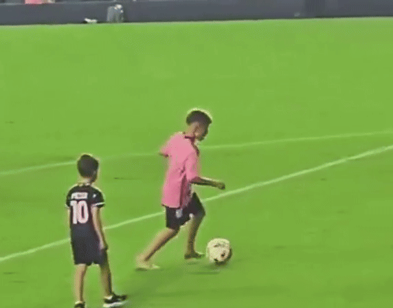 Quý tử nhà Messi trình diễn kỹ thuật khó tin trên sân bóng, hàng triệu người xem phải trầm trồ