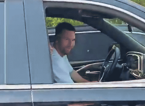 Đang đi trên đường, Messi bất ngờ hạ cửa kính xe và có hành động khiến fan khen hết lời