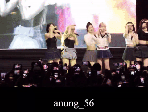 'Nhóm nữ có bài debut tệ nhất lịch sử' đang hát thì bị tắt nhạc và cách xử lý khiến fan tự hào!