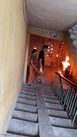 Hàng xóm đốt vàng mã ngay cầu thang khu tập thể, khi được nhắc nhở thì phản ứng: 'Chị ở đây 40 năm chưa xảy ra cháy bao giờ'