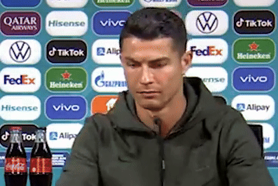 Khoảnh khắc chấn động tại Euro: Ronaldo có hành động phũ phàng khiến nhà tài trợ bốc hơi 93 nghìn tỷ