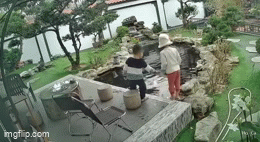 Thót tim khoảnh khắc bé trai rơi xuống bể cá cảnh trong nhà, người mẹ xót xa: 'Chỉ chậm vài giây nữa là cũng không cứu được'