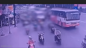 Clip toàn cảnh vụ tai nạn liên hoàn nghiêm trọng: Xe chở công nhân mất phanh tông hàng loạt xe khiến 2 người tử vong ở Bến Lức