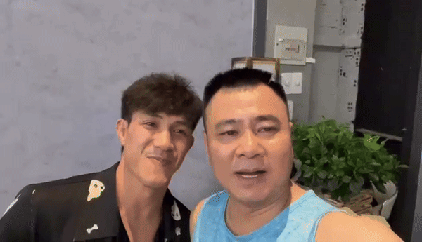 “Anh tài” Duy Nhất phải nhờ sự trợ giúp của Tự Long để xin vợ “visa qua đêm”, fan hài hước: Hóa ra cũng giống tôi