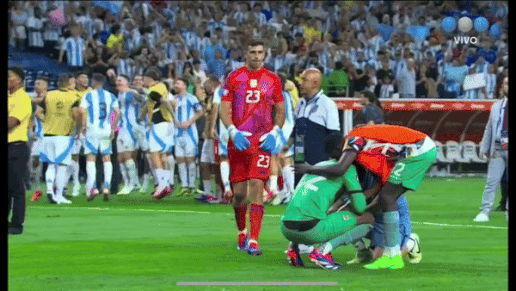 Khoảnh khắc xúc động nhất hôm nay: Người hùng của Messi dừng ăn mừng, một mình lặng lẽ làm điều cực ý nghĩa