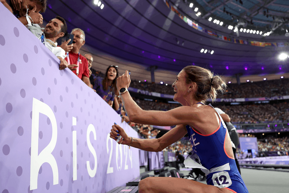 Nữ VĐV cầu hôn bạn trai cực lãng mạn sau khi phá kỷ lục châu Âu tại Olympic