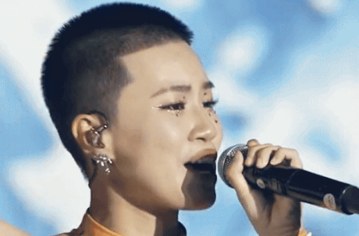 Nữ rapper Gen Z cạo đầu diễn bản hit viral thế giới: Nhạc hay, giao diện thì 'slay'